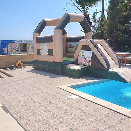 Larnaca Mansion Ideal For 3 Families Or More 客房 照片