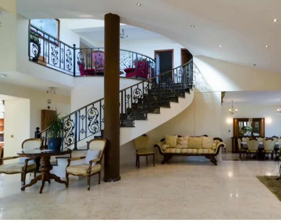 Larnaca Mansion Ideal For 3 Families Or More 外观 照片