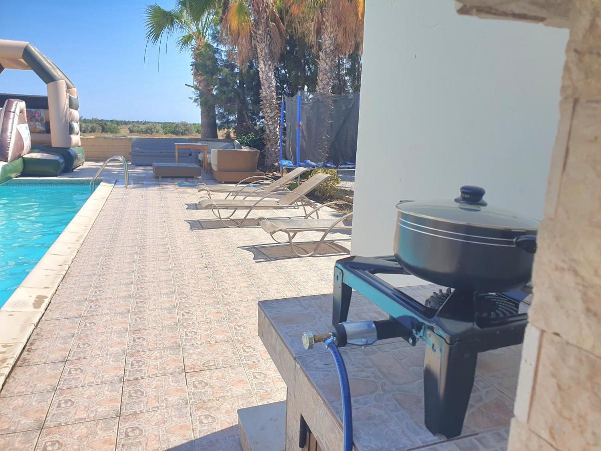 Larnaca Mansion Ideal For 3 Families Or More 外观 照片