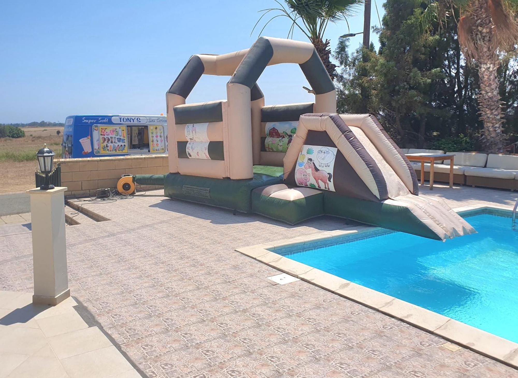 Larnaca Mansion Ideal For 3 Families Or More 客房 照片