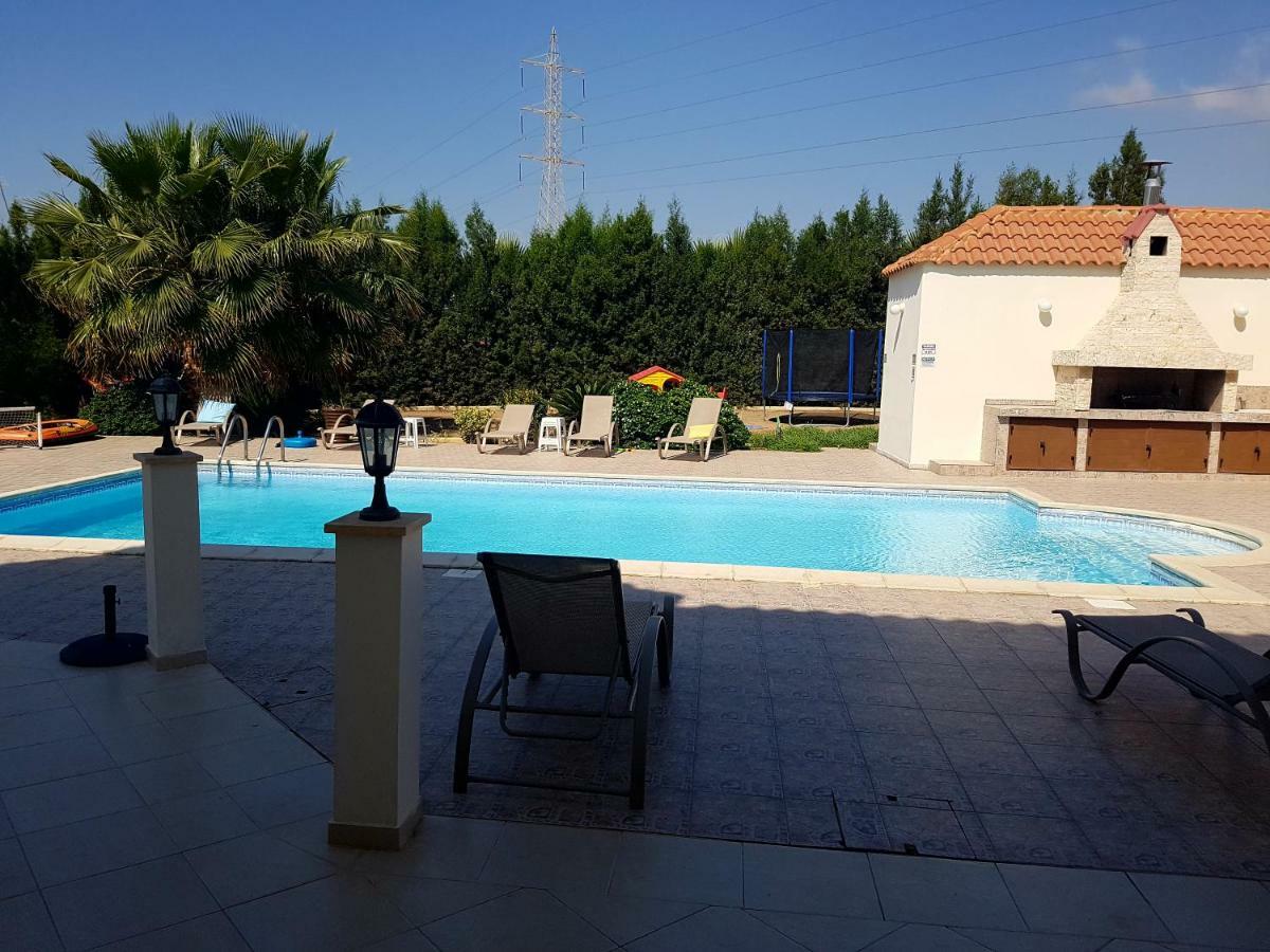 Larnaca Mansion Ideal For 3 Families Or More 外观 照片
