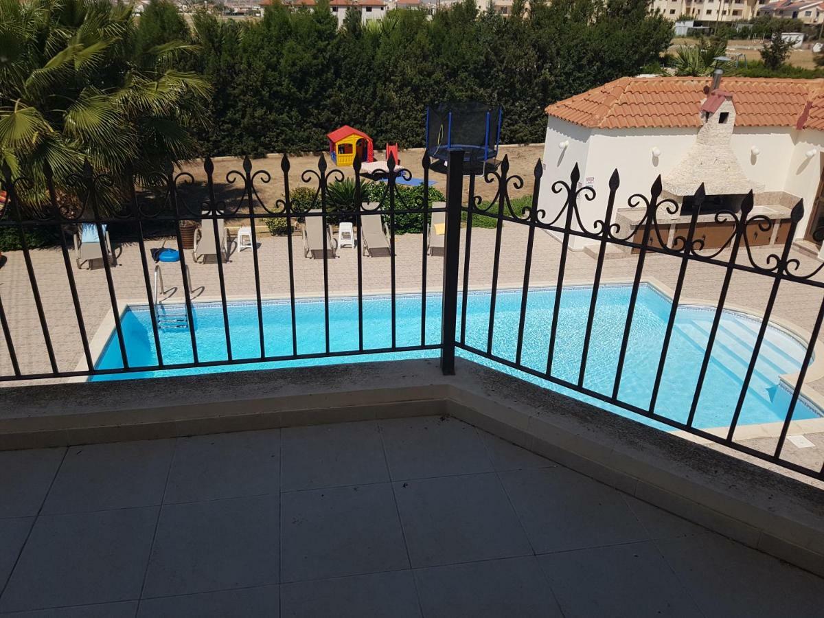 Larnaca Mansion Ideal For 3 Families Or More 外观 照片