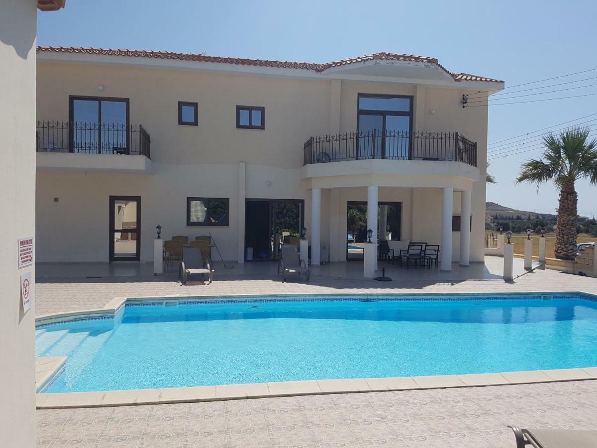 Larnaca Mansion Ideal For 3 Families Or More 外观 照片