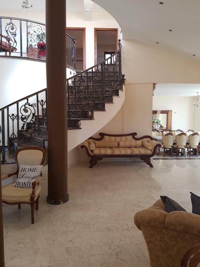 Larnaca Mansion Ideal For 3 Families Or More 外观 照片