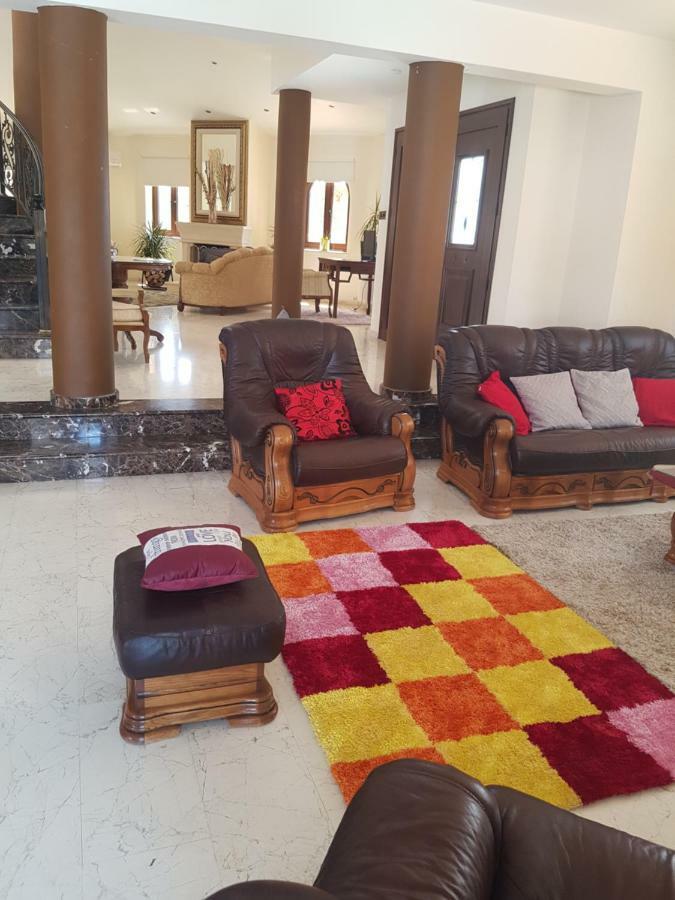Larnaca Mansion Ideal For 3 Families Or More 外观 照片