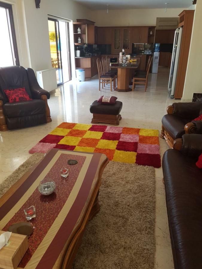 Larnaca Mansion Ideal For 3 Families Or More 外观 照片