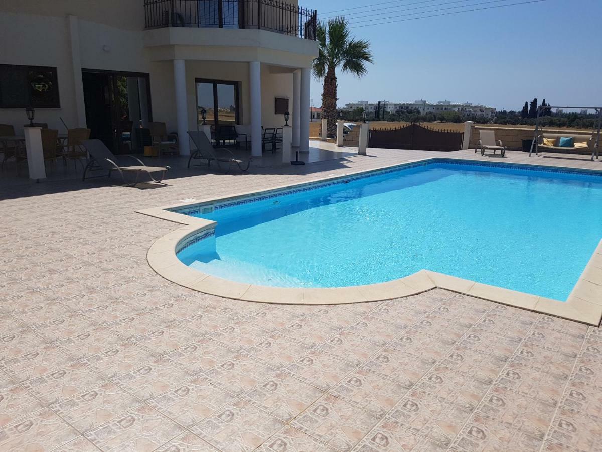 Larnaca Mansion Ideal For 3 Families Or More 外观 照片