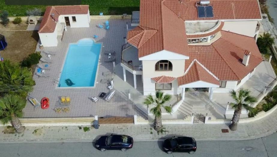 Larnaca Mansion Ideal For 3 Families Or More 外观 照片